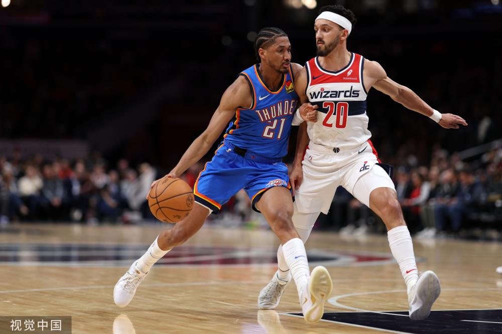 上表现得更 上表现得更